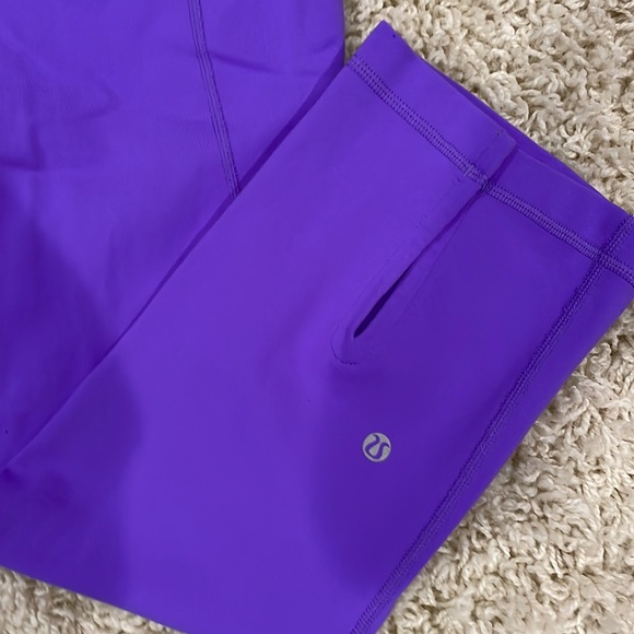 Lululemon CLOSET CLEAN OUT-Gather & Crow Crops-Size 6 - Picture 2 of 4